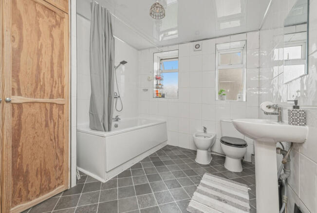4 bed Detached for sale Image 8