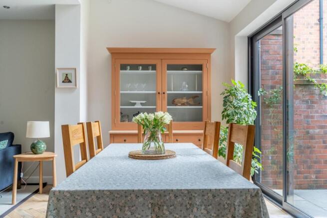 4 bed Town House for sale Image 7