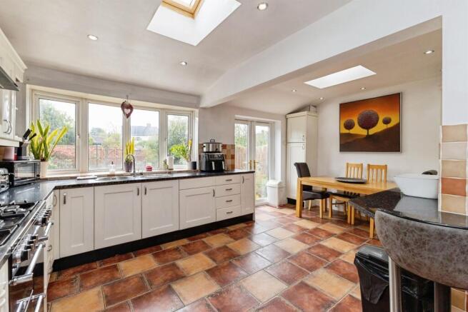 4 bed Semi-Detached for sale Image 7