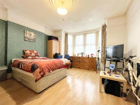 2 Satanita Road, Westcliff-on-Sea photo 4