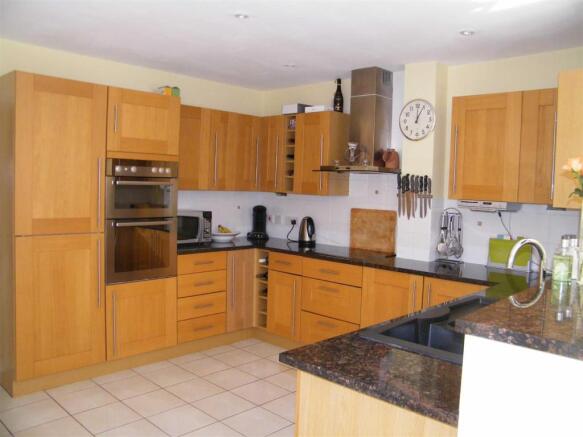 KITCHEN/BREAKFAST RO