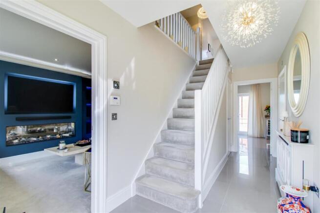 5 bed Detached for sale Image 8
