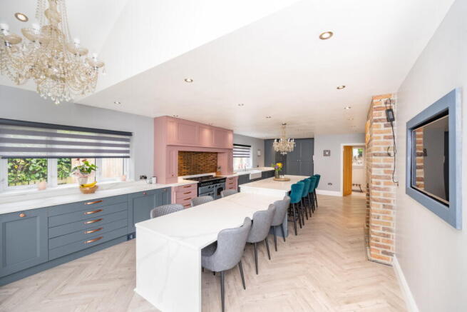 5 bed Detached for sale Image 7