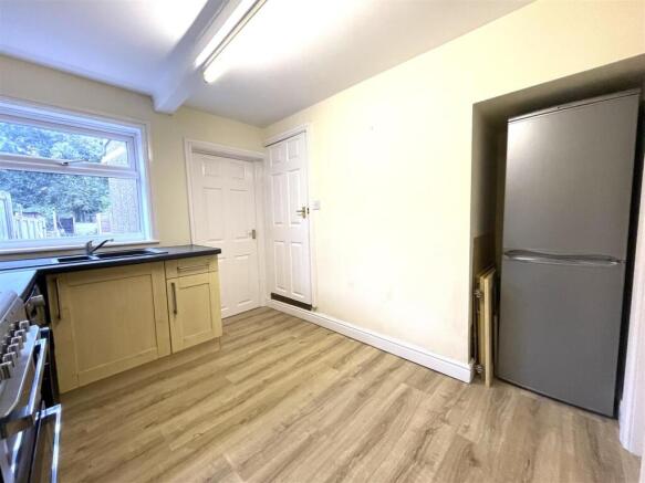 2 bed Terraced to rent Image 4