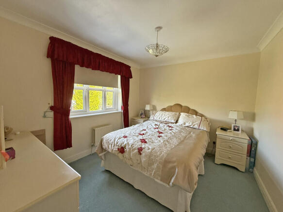 4 bed Detached for sale Image 11