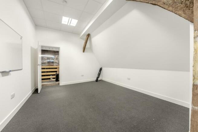8608560-interior39.jpg