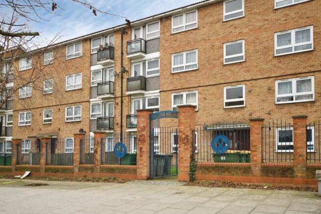 1-bed flat on The Birches, Station Road, London, E12, £250,000