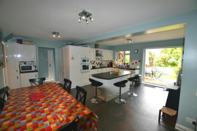KITCHEN/FAMILY ROOM