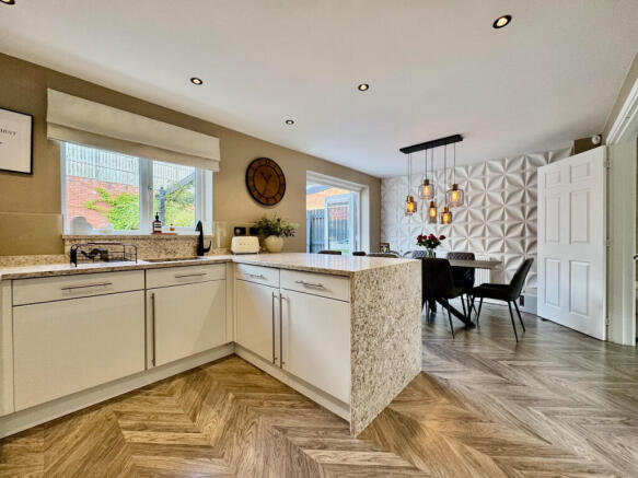 4 bed Detached for sale Image 11