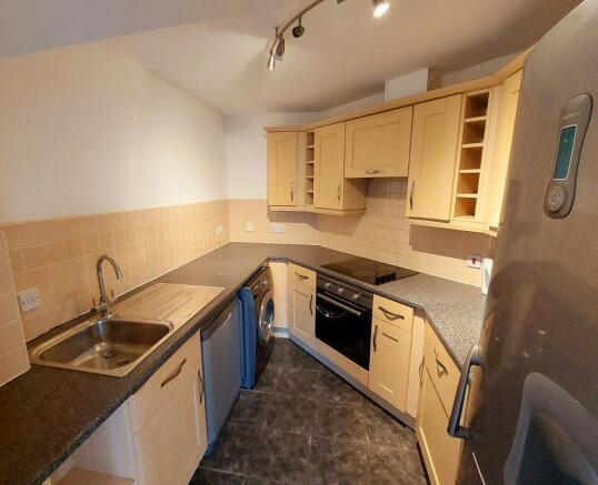 2 bed Penthouse to rent Image 6