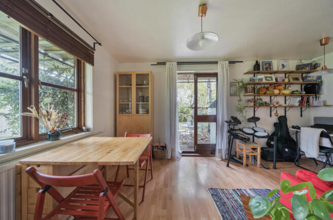 1374019-5-69049ea...