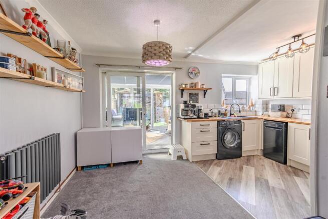 Kitchen/ Dining Room