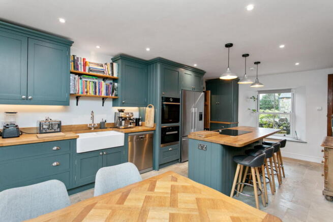 5 bed Detached for sale Image 8