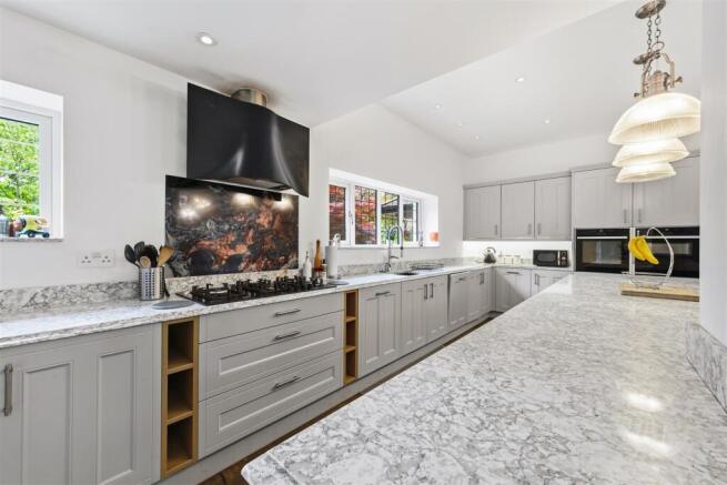 6 bed Detached for sale Image 8