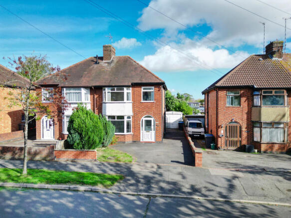 3-bed semi-detached on Kingsley Avenue, Rugby, CV21, £290,000