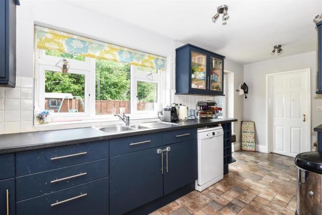 Kitchen 2.jpg