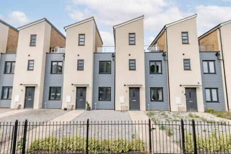 Selkirk Drive, Oakridge Park, Milton Keynes, MK14
