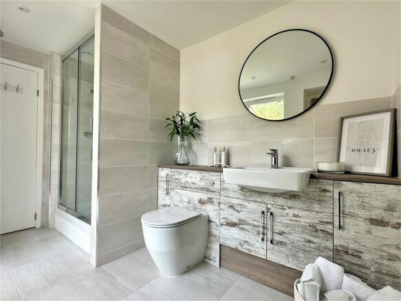 En-Suite to Master Bedroom in Wing