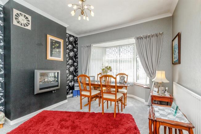 LOUNGE / DINING ROOM
