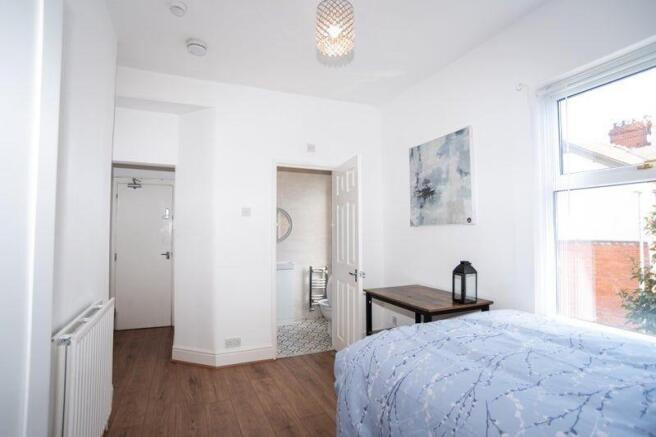 Bright, freshly decorated double bedroom with w...