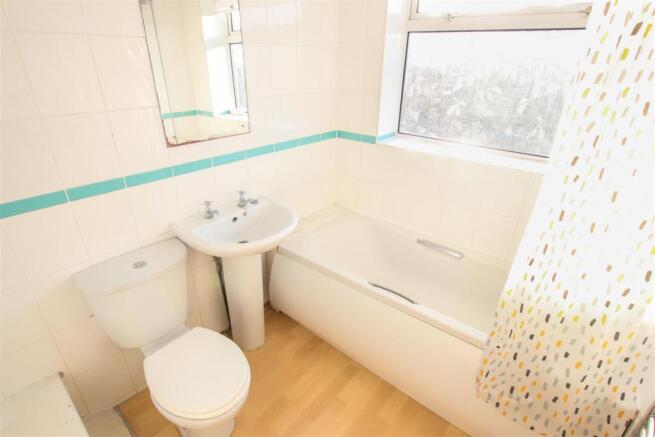 FIRST FLOOR BATHROOM