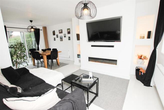 OPEN PLAN LIVING/DINING ROOM