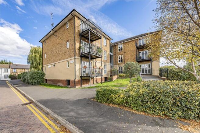 1-bed flat on St Catherine’s Close, Raynes Park, SW20, £310,000