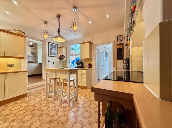 5 bed Semi-Detached for sale Image 8