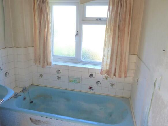 127 CHANTRY ROAD - BATHROOM.JPG