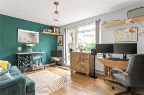 7, 391 Riversdene, Highbury Quadrant, London N5 2SZ