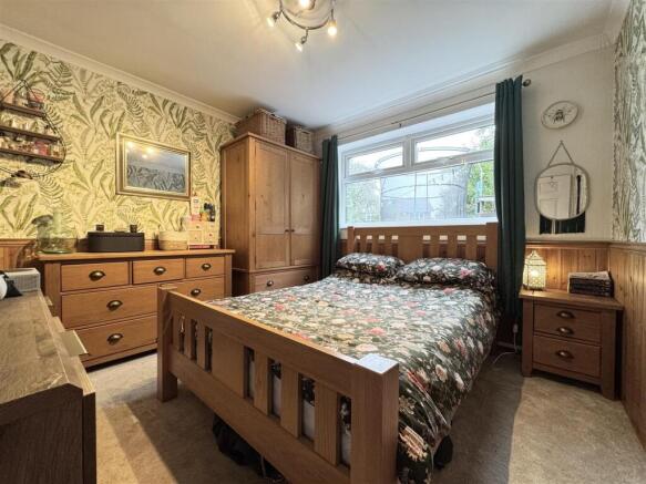 4 bed Semi-Detached for sale Image 11