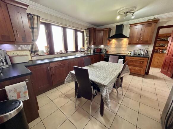 5 bed Detached for sale Image 7