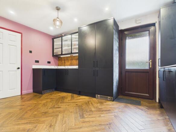 4 bed Detached to rent Image 5