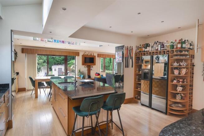 4 bed Detached for sale Image 5
