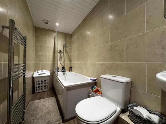 2 bed Terraced to rent Image 6