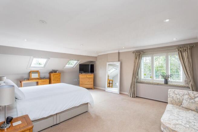 4 bed Detached for sale Image 8