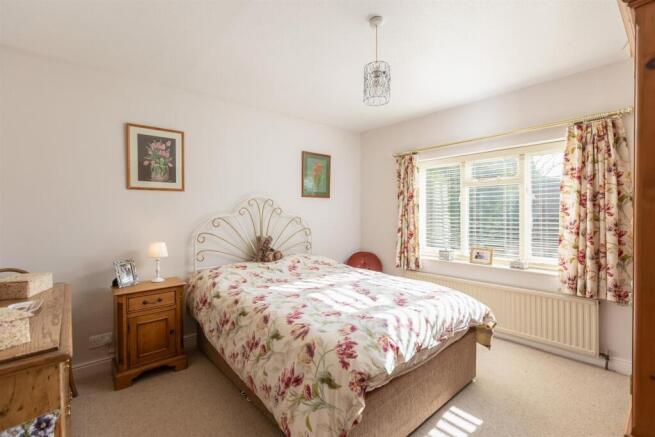 4 bed House for sale Image 10