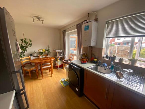 2 bed Semi-Detached to rent Image 4