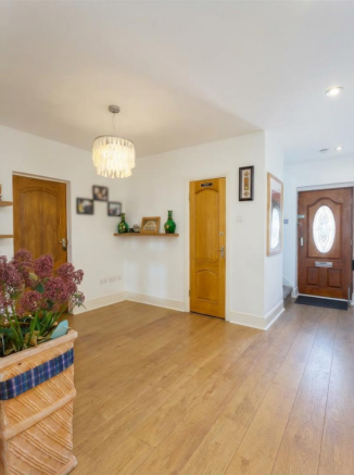 5 bed Detached for sale Image 4