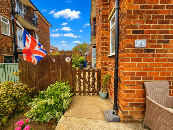 2 bed Flat for sale Image 10