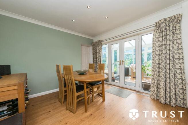 5 bed Detached for sale Image 8