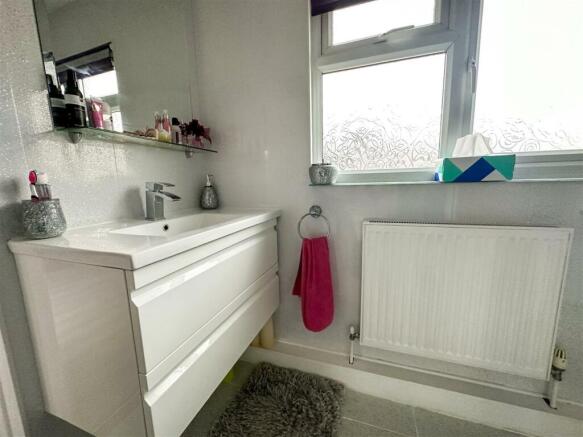 ALTERNATE VIEW OF EN-SUITE