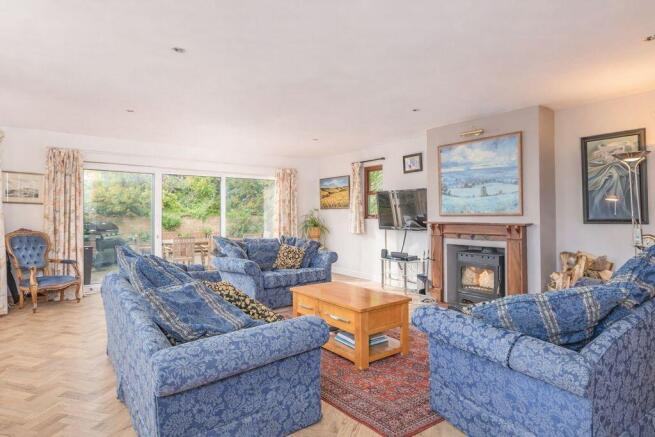 5 bed Detached for sale Image 7