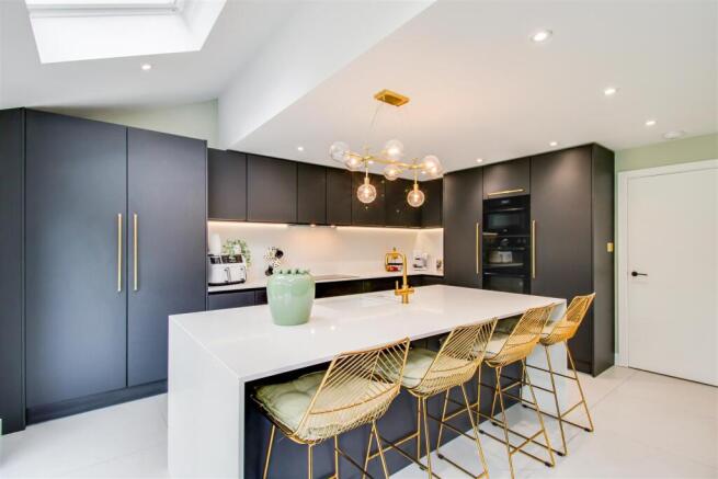 5 bed Detached for sale Image 4