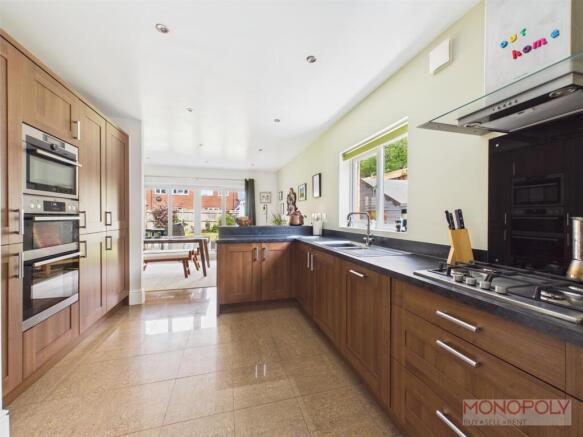 OPEN PLAN KITCHEN/ DINING AREA