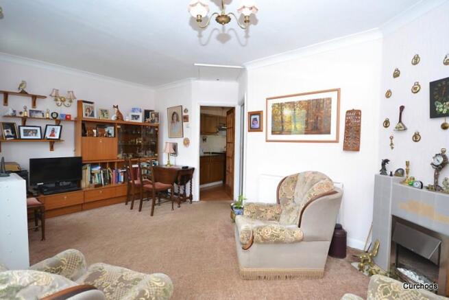 Living room (angle 2