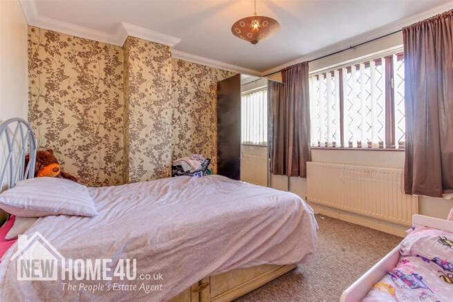 MASTER BEDROOM: