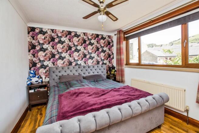 4 bed Detached for sale Image 7