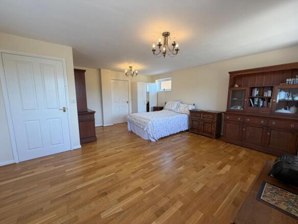 5 bed Detached for sale Image 12