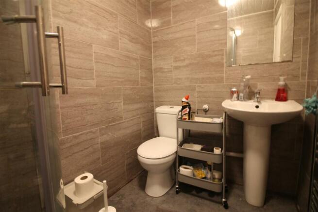 6 bed House to rent Image 9